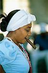 Femme fumer cigare, la Havane, Cuba