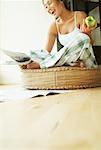 Femme assise sur le plancher lecture journal
