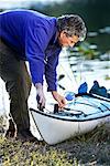 Homme ajustant la corde sur le Kayak