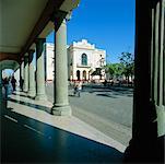 Gebäude und Stadtplatz, Parque Leoncio Vidal, Santa Clara, Kuba