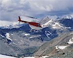 Hubschrauber fliegen über Berge, Golden, British Columbia, Kanada