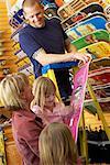 Mutter und Kinder Blick auf Skateboards im Speicher