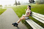 Femme au repos sur le banc de parc