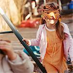 Mädchen tragen Tigermaske