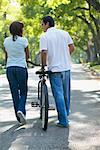 Couple marchant avec vélo