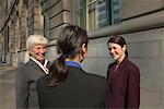 Groupe de femmes d'affaires, parler à l'extérieur, Toronto, Ontario, Canada