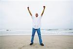 Homme d'encouragement sur la plage