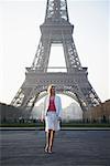 Femme qui marche par la tour Eiffel, Paris, France
