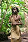 Homme en vêtements, Ekasup Village culturel, traditionnel Efate, Vanuatu