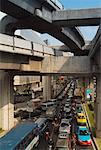 Verkehr unter der BTS-Skytrain-Rails, Bangkok, Thailand