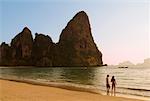 Gens sur la plage de Railay ouest, Province de Krabi, Thaïlande