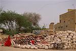 Frau Verkauf von Keramik, Jaisalmer, Rajasthan, Indien