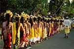 Prozession von jungen Frauen auf der Straße, Bali, Indonesien