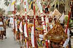 Parade der jungen Männer auf der Straße, Bali, Indonesien