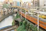 Trains de banlieue dans la ville, Tokyo, Japon