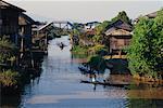 Bateaux sur la rivière du lac Inle, Myanmar