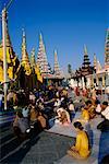 Personnes à la pagode Shwedagon, Yangon, Myanmar