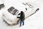 Mann entfernen Schnee vom Auto