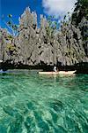 Personne en bateau, l'île de Coron, Palawan, Philippines
