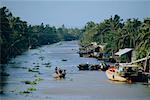 Bateaux sur le fleuve, Phung Hiep, Vietnam