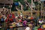 Menschen bei Schwimmender Markt, Inle See, Myanmar