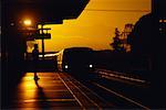 BART Train arrivant à la gare, zone de baie de San Francisco, Californie, Etats-Unis