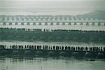 Prozession von Menschen auf der Brücke, Allahabad, Uttar Pradesh, Indien