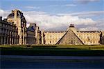 Äußere des Louvre, Paris, Frankreich