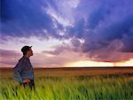 Agriculteur en regardant les nuages, Three Hills, Alberta, Canada