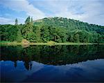 Hill et Lake, Yew Tree Tarn, Cumbria, Angleterre