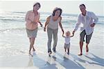 Mehrgenerationen-Familie-spielen am Strand