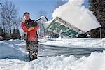 Homme pelleter la neige, Mississauga, Ontario, Canada