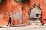 Homme qui marche sur la rue, San Miguel de Allende, Guanajuato, Mexique