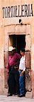 Deux hommes se penchant contre le bâtiment, San Miguel de Allende, Guanajuato, Mexique