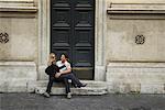 Couple assis sur les marches, Rome, Italie