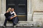 Femme embrasse un homme sur la joue, Rome, Italie