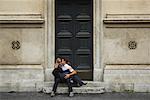 Couple assis sur les marches, Rome, Italie