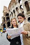 Couple regardant la carte de Colosseum, Rome, Italie