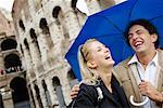 Couple sous la pluie de Colosseum, Rome, Italie