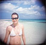 Frau im Bikini am Strand, Cayman-Inseln