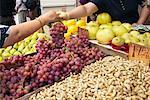 Femme achat de raisins au marché, New York City, New York, États-Unis