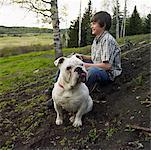 Porträt einer Bulldogge und Boy