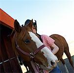 Adolescente avec son cheval animal