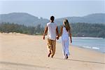 Couple marchant sur la plage, la plage de Karon, Phuket, Thaïlande