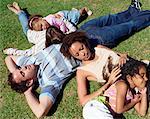 Famille couchée sur l'herbe