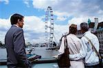 Personnes sur le pont en regardant Millennium Wheel, Londres, Angleterre