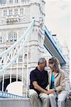 Couple à Tower Bridge, Londres, Angleterre