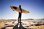 Surfeur sur la plage, Bondi Beach, Sydney, New South Wales, Australie
