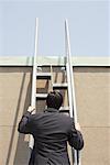 Homme d'affaires d'escalade Ladder