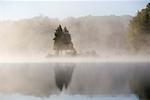 Tamarack Lake, à l'aube, île de Haliburton, Ontario, Canada